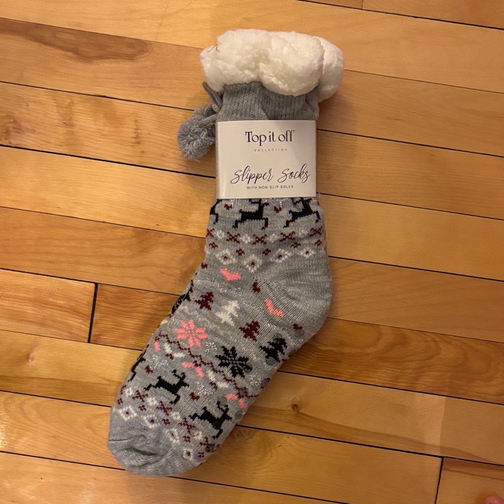 Top It Off Gray Slipper Socks with Winter Pattern